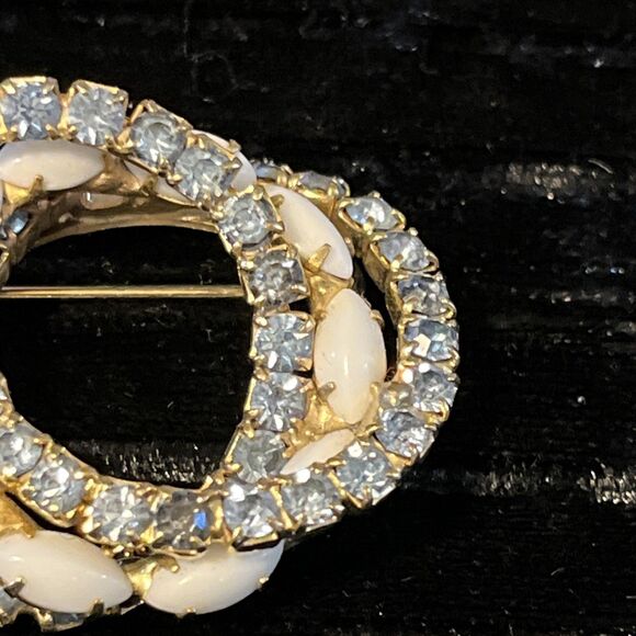 VTG Goldtone 3 Intertwined Circles Prong Set Milk Glass Blue Rhinestone Brooch - Picture 3 of 5
